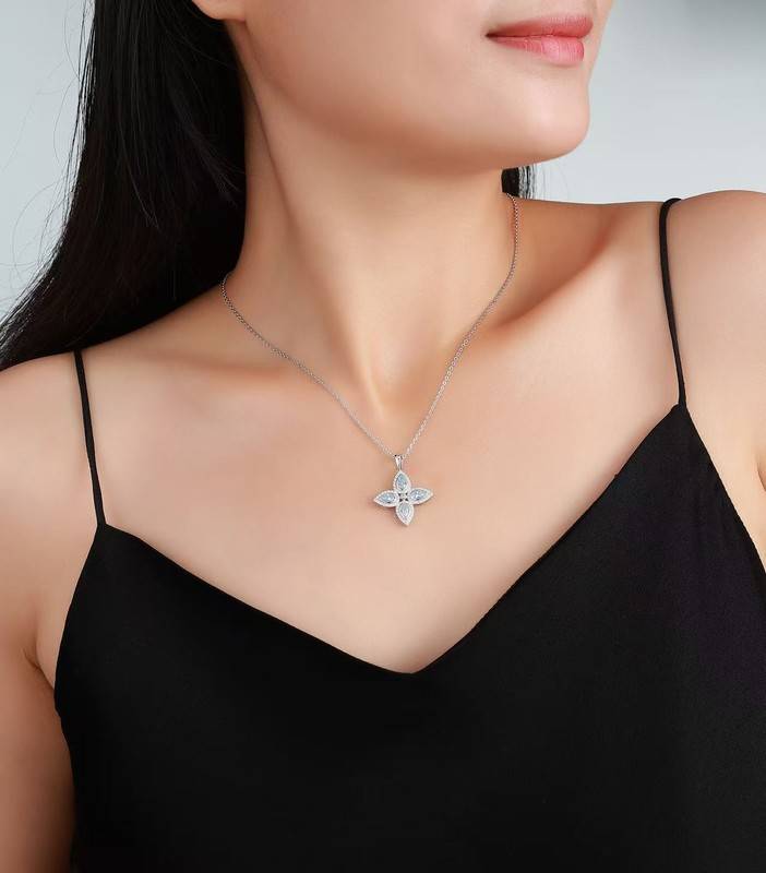 SN0258203款S925银镀18K金梨形莫桑钻经典四叶花项链0.74ct