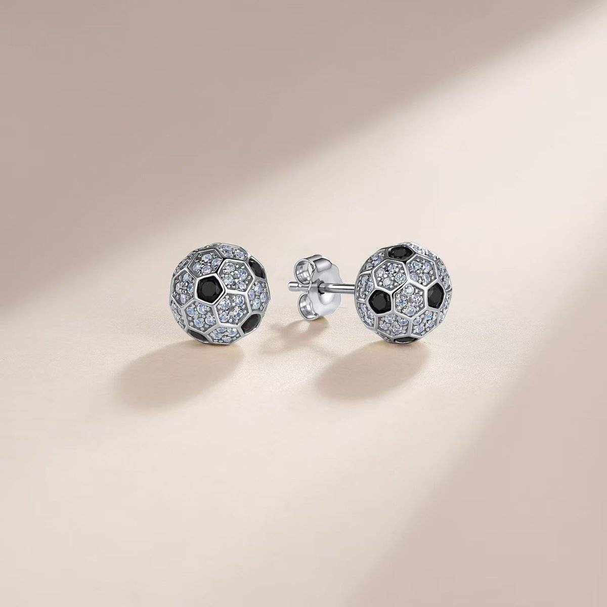 SE0854701款S925银镀18K金莫桑钻足球耳环1.2ct