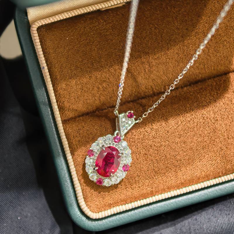 LCB7003银镀18K白金蛋形培育红宝宫廷风莫桑钻项链主石8*6mm/1.5ct