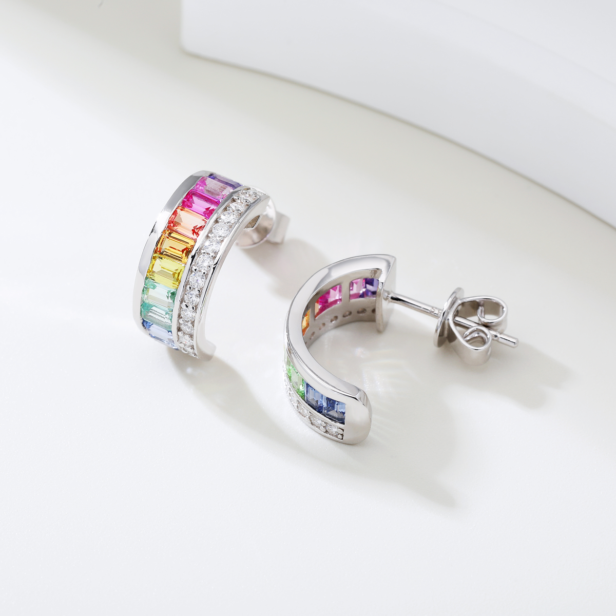 ECB0034银镀18K白金培育彩宝彩虹色弧形莫桑钻耳环/彩宝2.0ct