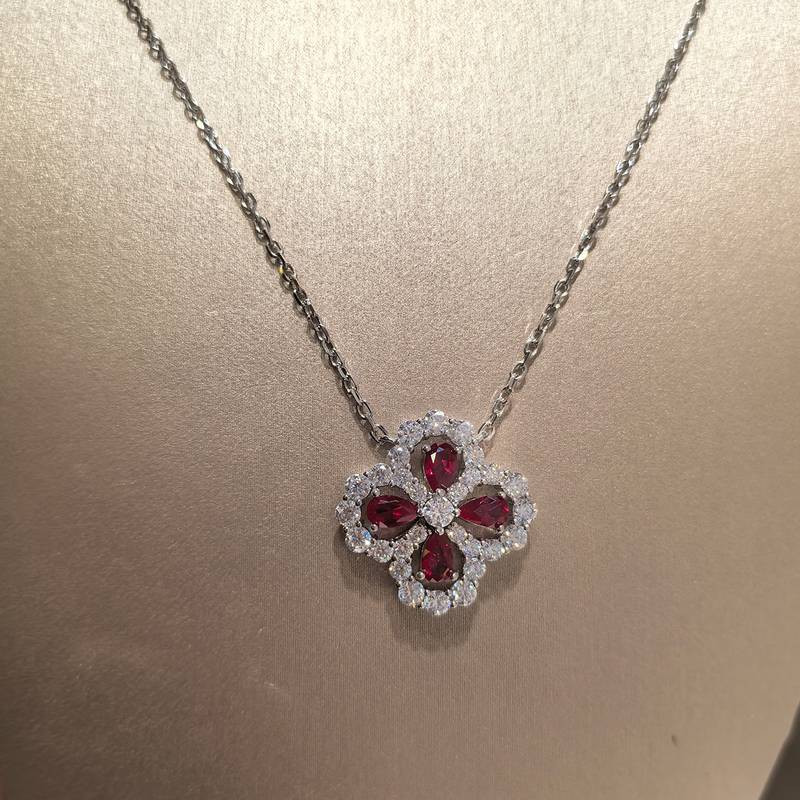 LCB5201款S925银镀18K白金培育红宝四叶草莫桑钻项链/ 彩宝1.2ct