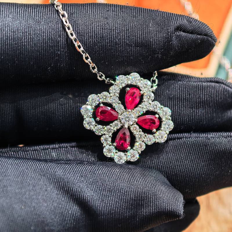 LCB5201款S925银镀18K白金培育红宝四叶草莫桑钻项链/ 彩宝1.2ct