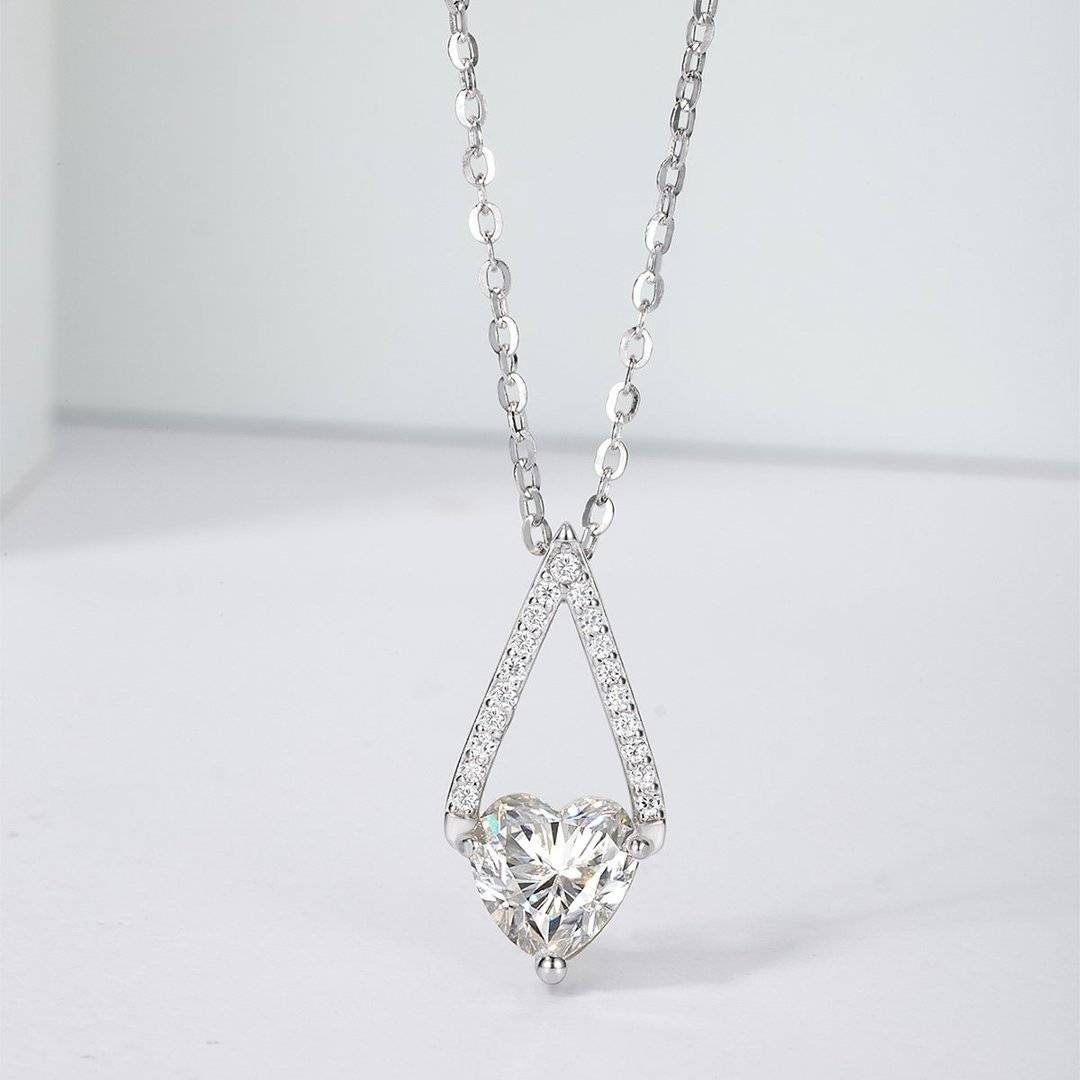 MP0153款S925银镀18K白金心形莫桑钻三角藏心项链1.09ct