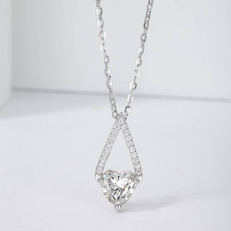 MP0153款S925银镀18K白金心形莫桑钻三角藏心项链1.09ct