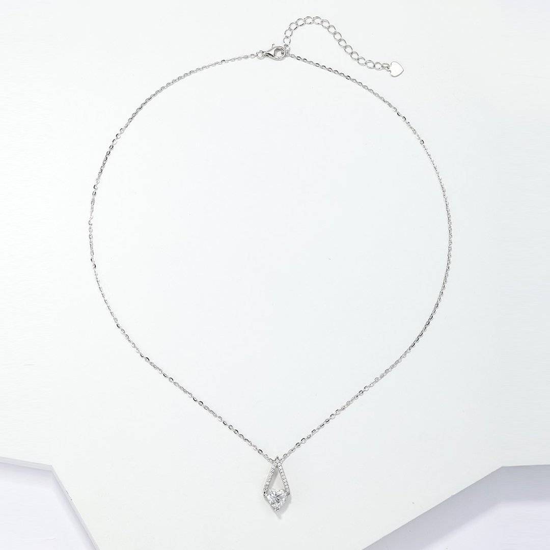 MP0153款S925银镀18K白金心形莫桑钻三角藏心项链1.09ct