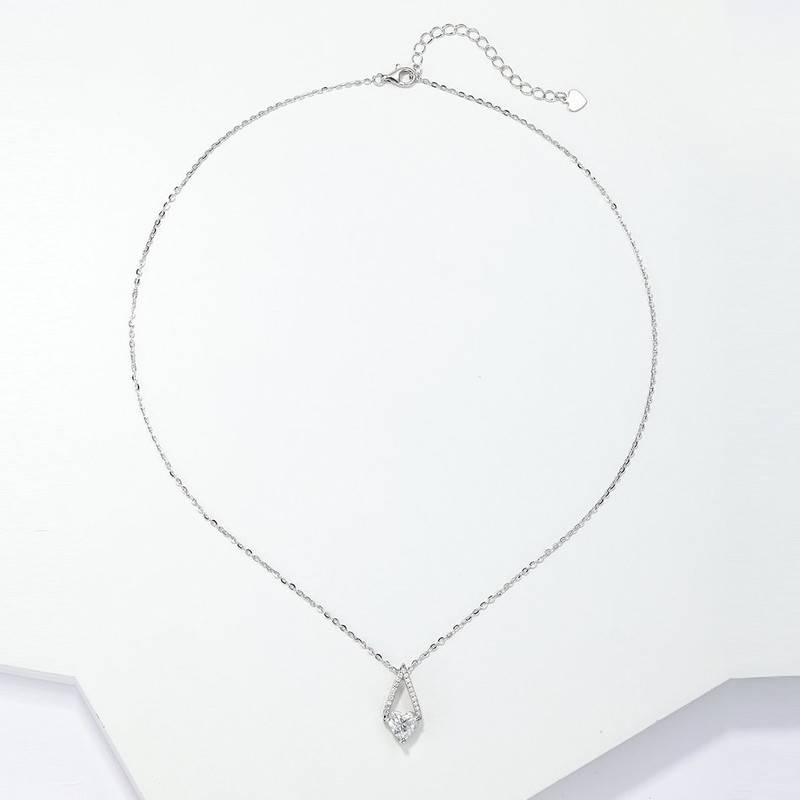 MP0153款S925银镀18K白金心形莫桑钻三角藏心项链1.09ct