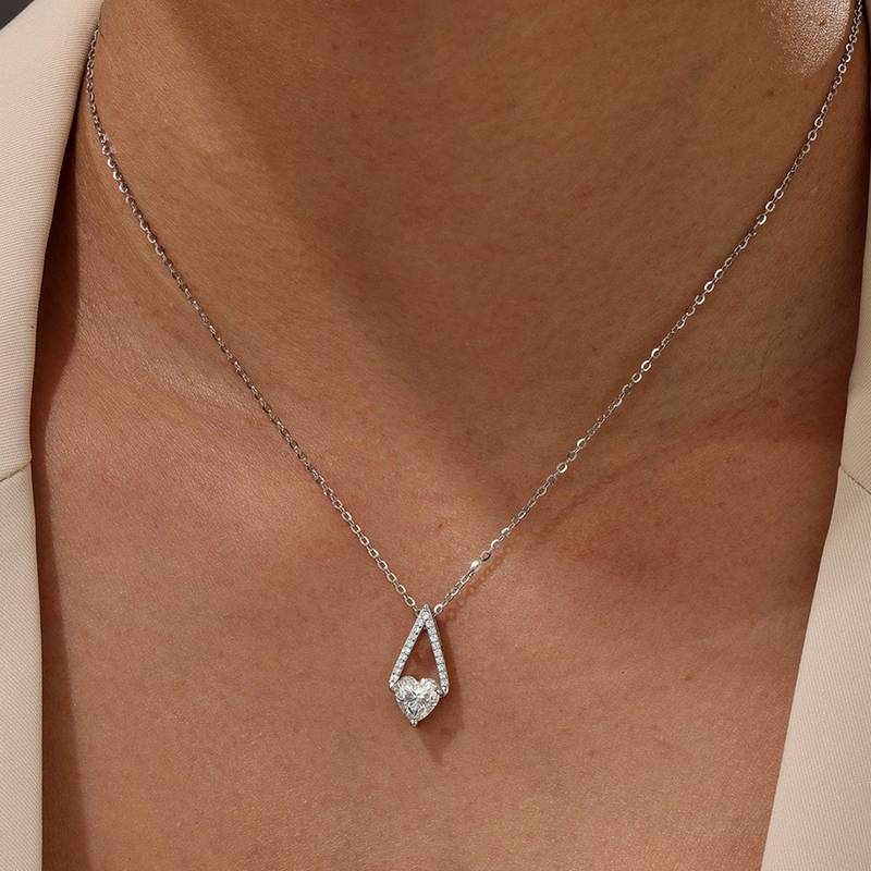 MP0153款S925银镀18K白金心形莫桑钻三角藏心项链1.09ct