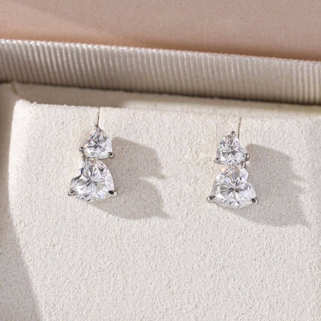 ME0072款S925银镀18K白金心形莫桑钻耳钉2.8ct