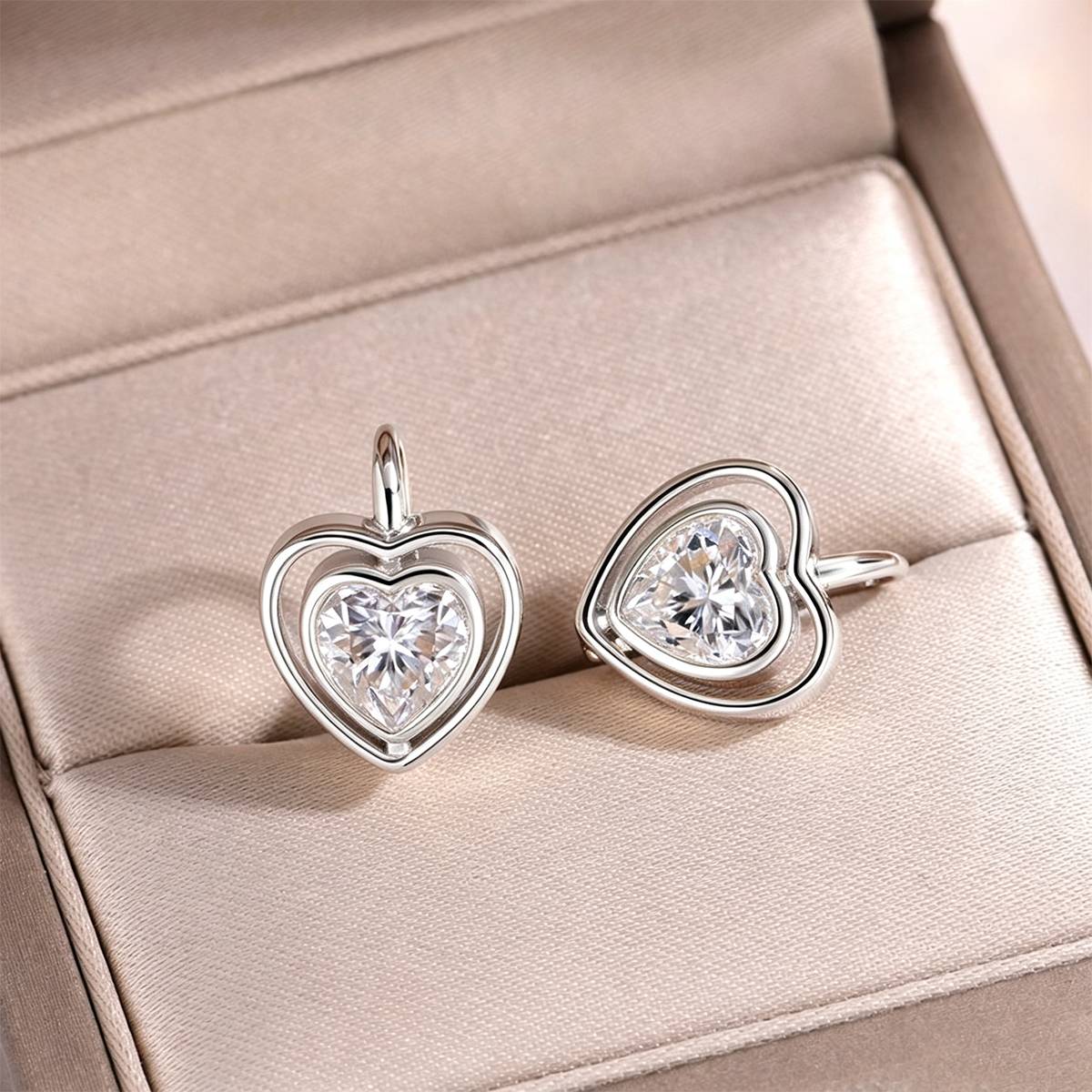 ME0034款S925银镀18K白金心形莫桑钻双心耳钉1.2ct*2