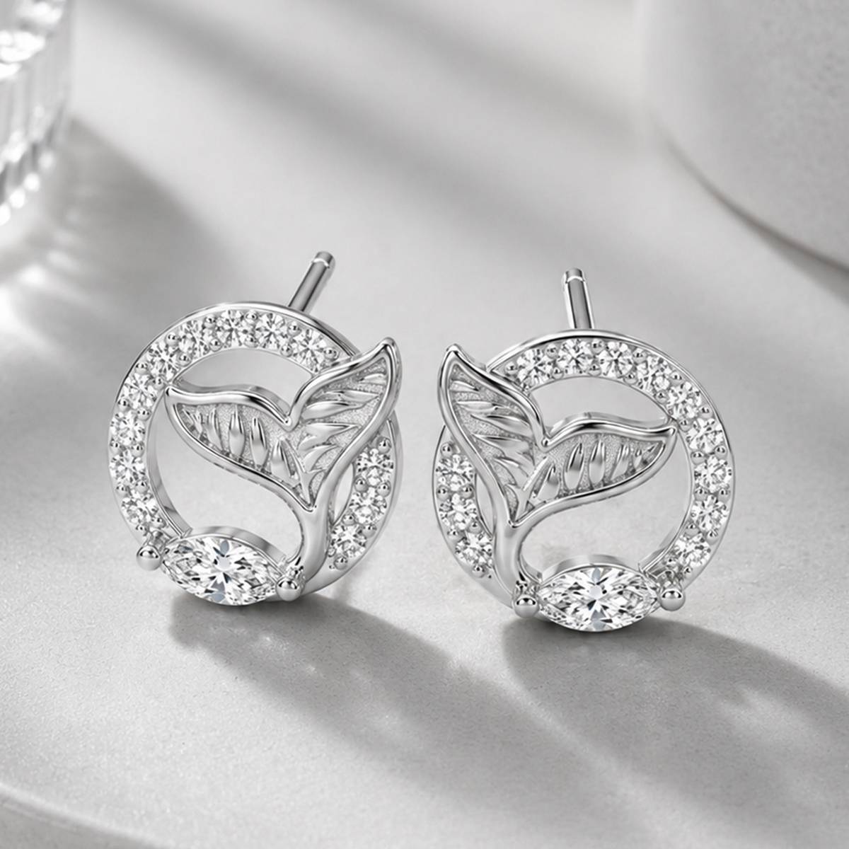 E12529款银镀18K白金马眼形莫桑钻鲸鱼尾耳钉0.35ct