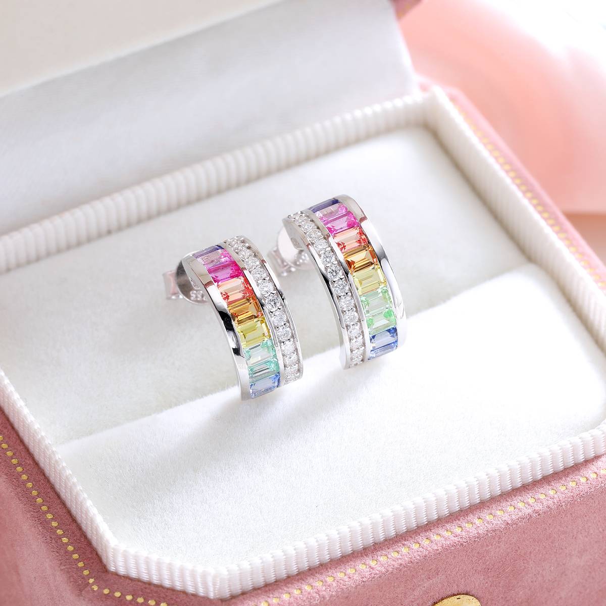 ECB0034银镀18K白金培育彩宝彩虹色弧形莫桑钻耳环/彩宝2.0ct