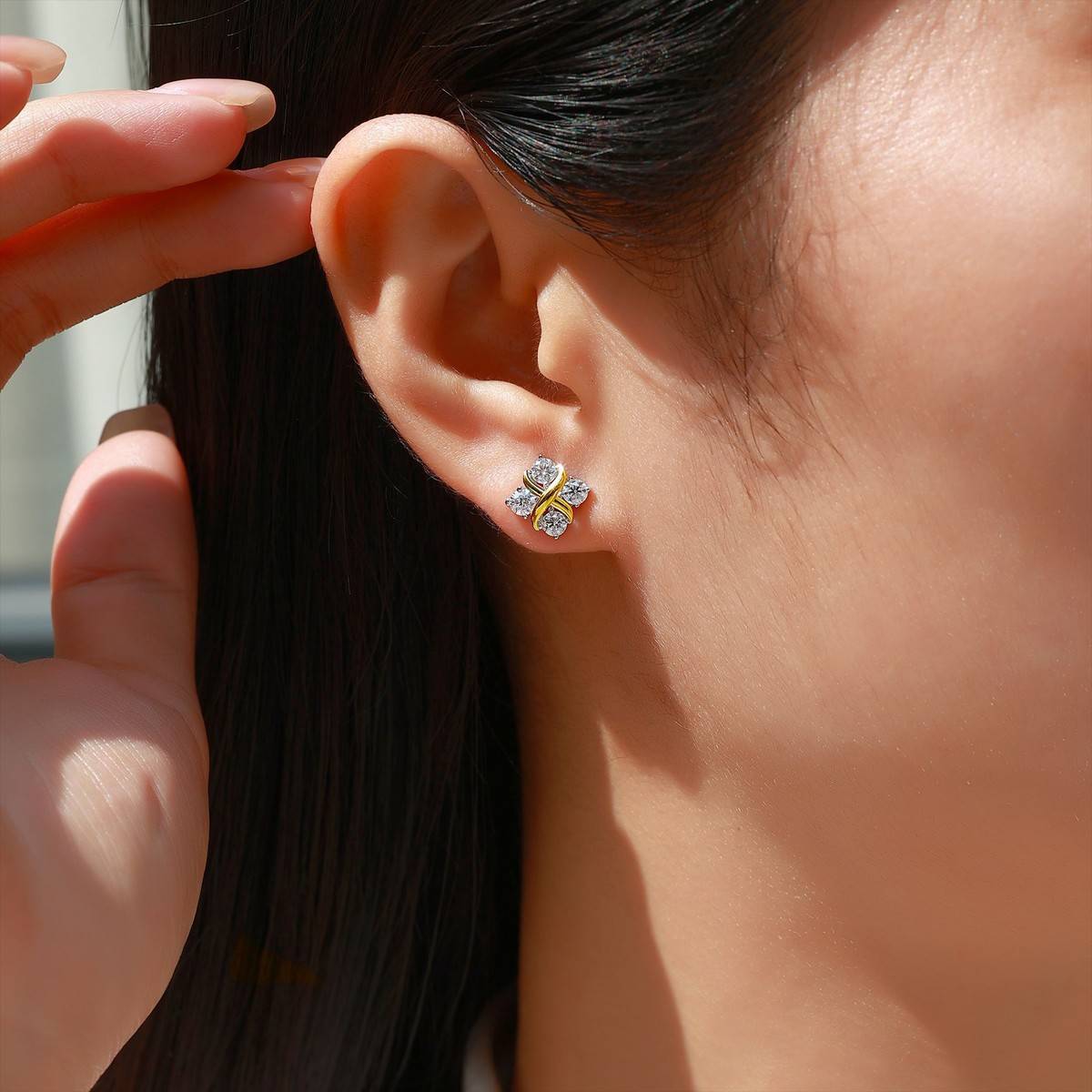 SE0819803款S925银镀双色18K金莫桑钻X款耳钉0.8ct