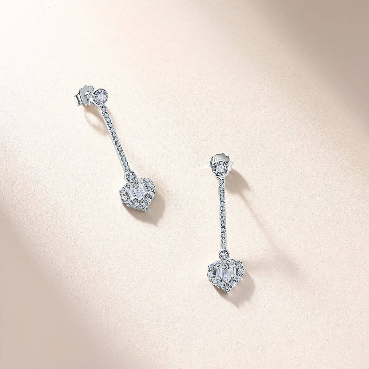 SE0203702款S925银镀18K金满镶莫桑钻心形吊款耳环1.8ct