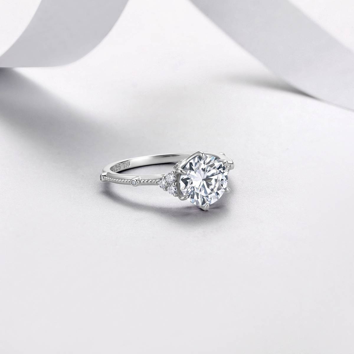 R55093款银镀18K白金圆形莫桑钻精致订婚戒指2.2ct