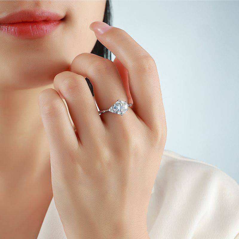 R55093款银镀18K白金圆形莫桑钻精致订婚戒指2.2ct