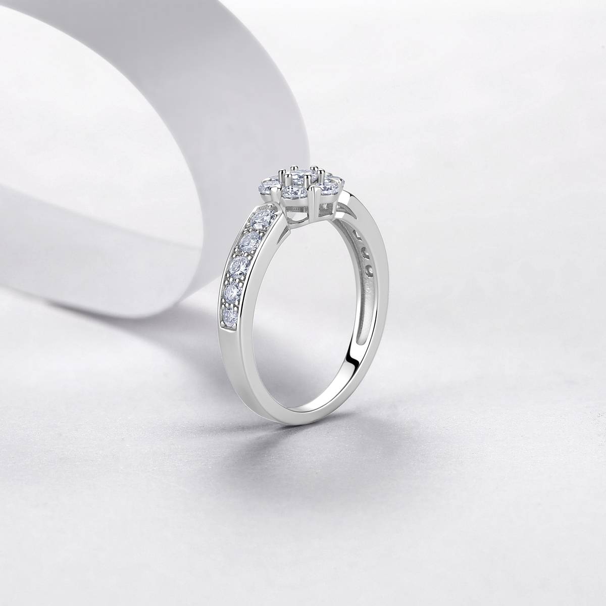 R55104款银镀18K白金圆形莫桑钻花型告白戒指0.81ct