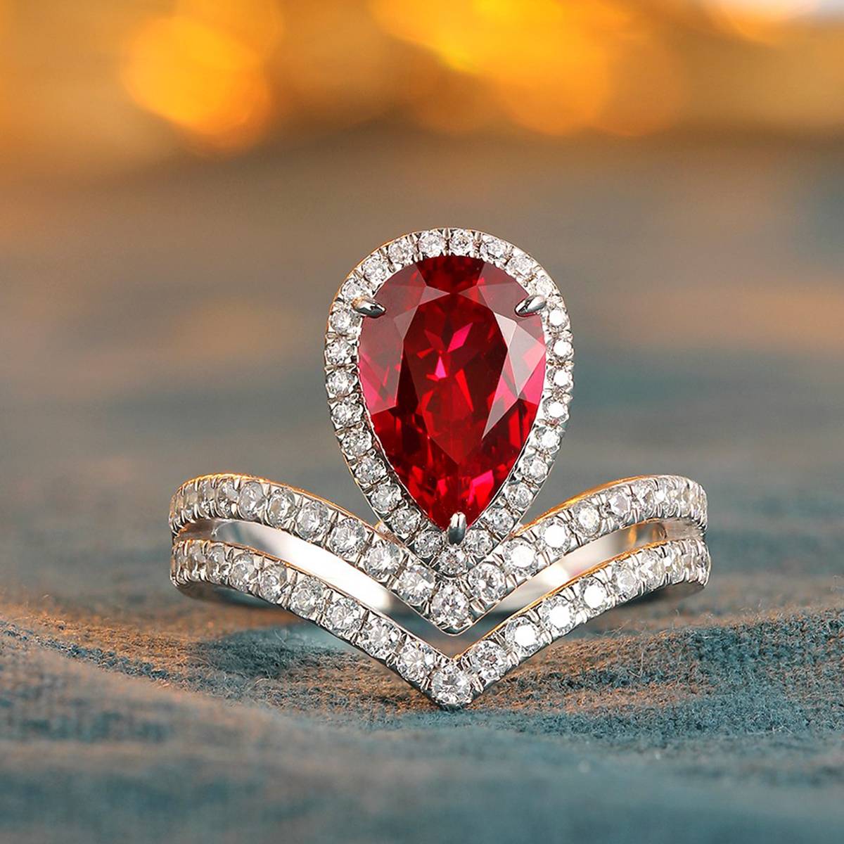 R185337款S925银镀18K白金梨形培育彩宝皇冠订婚戒指2.7ct