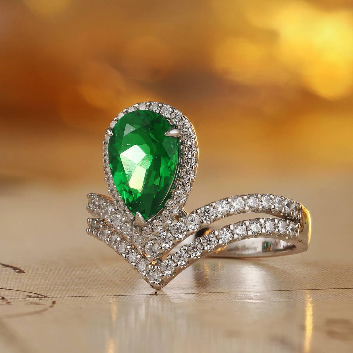R185337款S925银镀18K白金梨形培育彩宝皇冠订婚戒指2.7ct