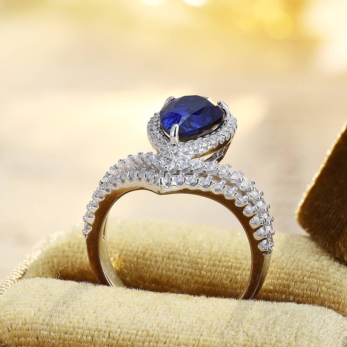 R185337款S925银镀18K白金梨形培育彩宝皇冠订婚戒指2.7ct