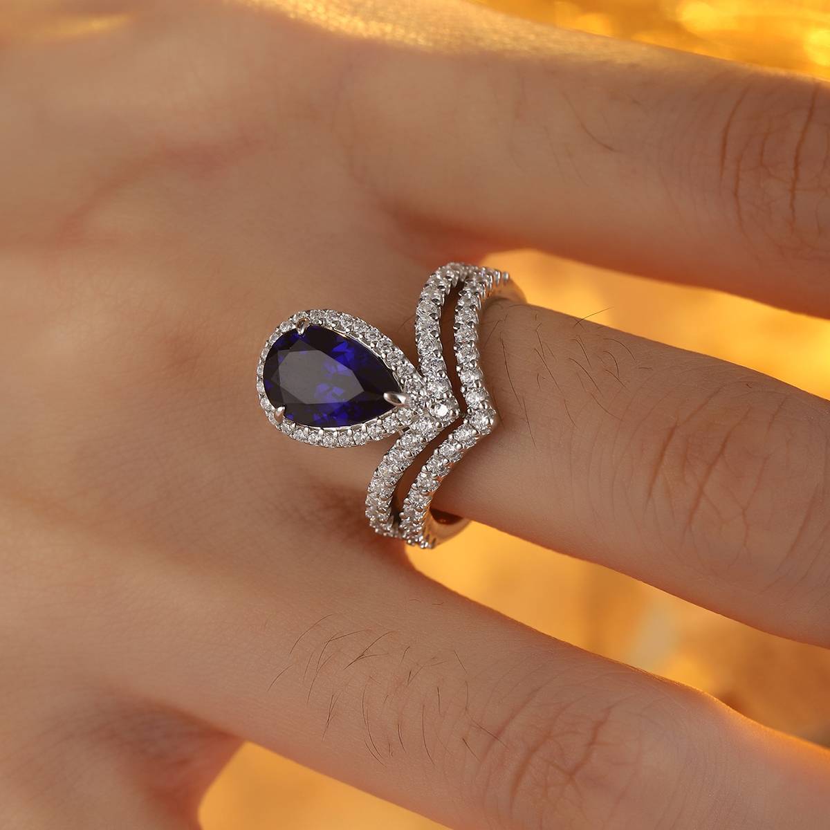 R185337款S925银镀18K白金梨形培育彩宝皇冠订婚戒指2.7ct
