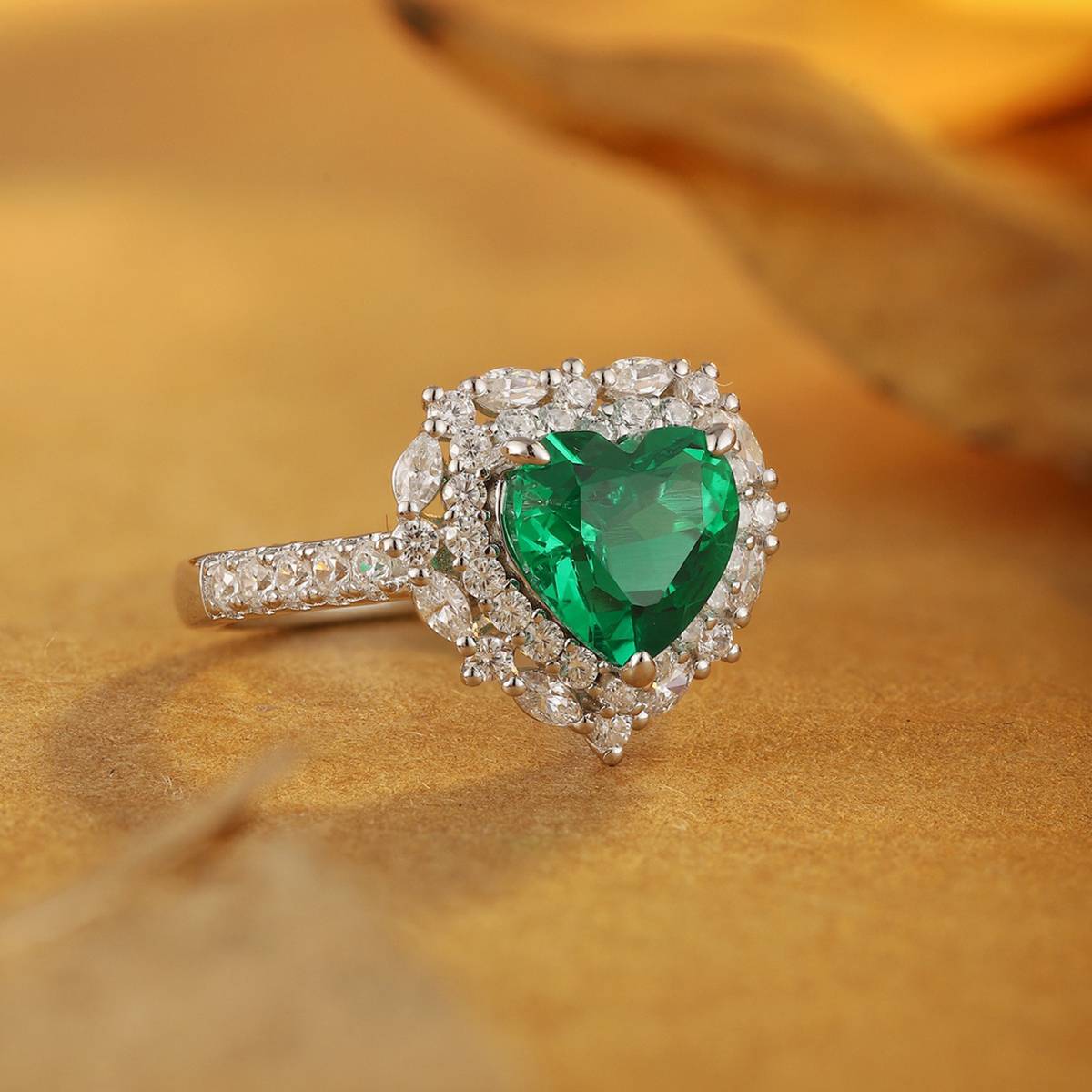 R1526款S925银镀18K白金心形培育彩宝订婚戒指2.65ct